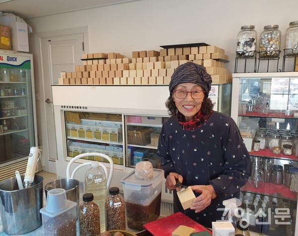 EM이 들어간 비누의 마무리 작업 중인 김영애 센터장.