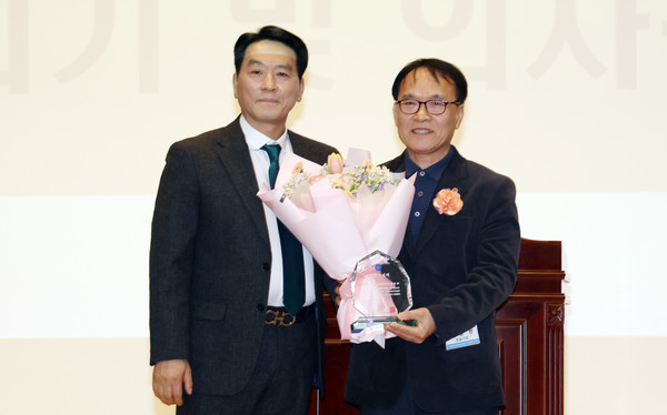 김동복 이임회장(왼쪽)과 설용환 신임 회장(오른쪽)