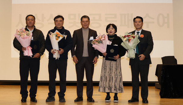 공로패 전달식에 함께한 협회원들.