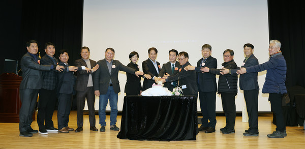 케이크 커팅식으로 이날 이취임식을 축하하며 자리를 마무리했다.