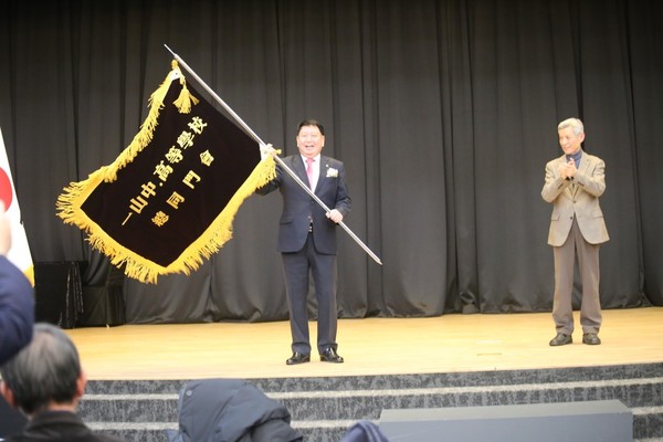 ​임형성 신임 총동문회장이 동문회기를 들어올렸다. [사진제공=일산중고등학교 총동문회]