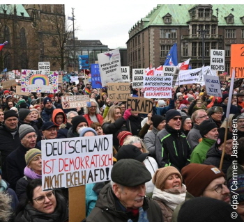 독일 베를린에서 열린 반 극우파 시위 모습. 