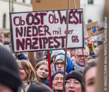 독일 베를린에서 열린 반 극우파 시위 모습. 팻말에 '동서독 불문하고 나치 병균 박멸하자!' 라는 구호가 적혀있다.