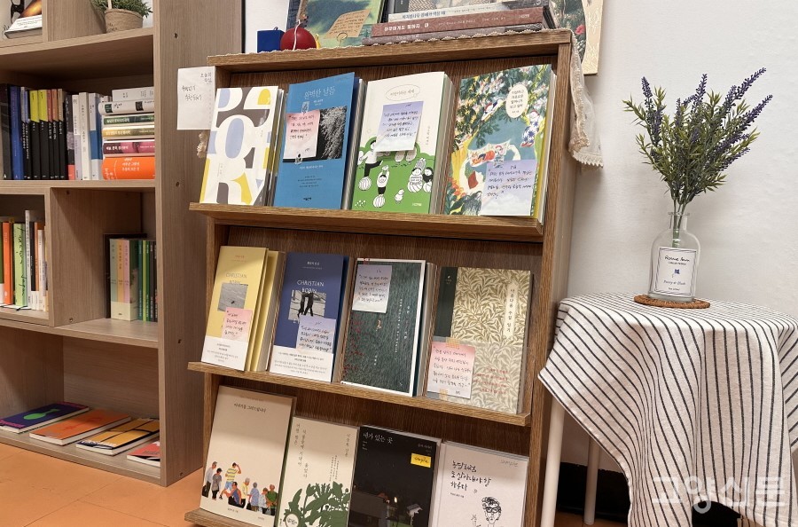 서가에는 다양한 장르의 문학 서적들이 책방지기의 정성어린 손길로 보기 좋게 배열되어있다.