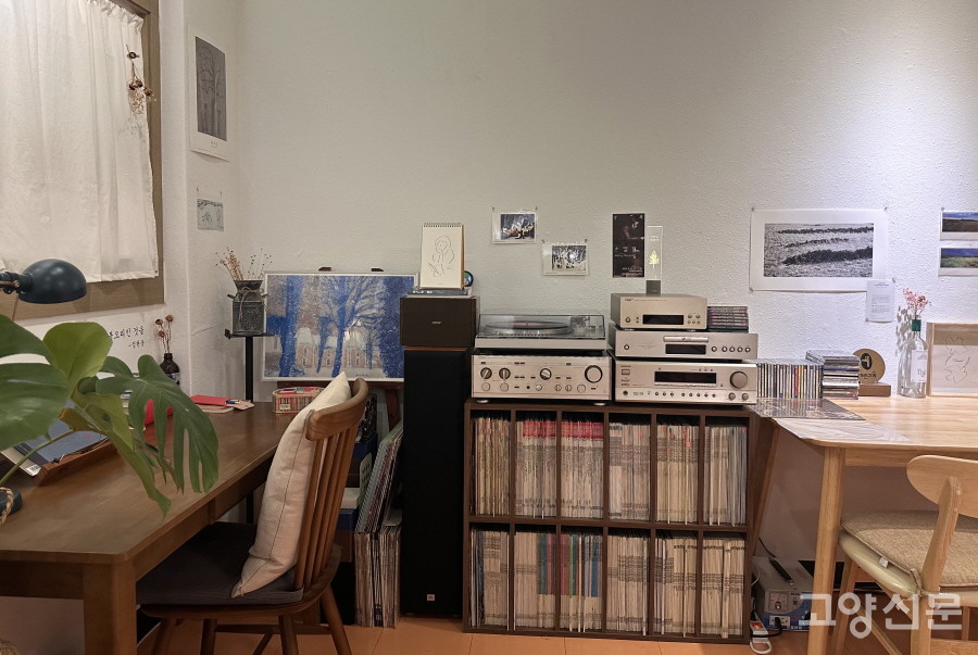 턴테이블이 놓인 안쪽 공간 ‘아무의 서재’. 책방지기의 첫 시집 『아무의 그늘』에서 이름을 가져왔다. 