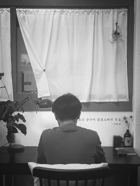 책방지기 이근일씨가 제일 좋아하는 '시인의 책상'에 앉아있는 모습. [사진제공=김준배 사진작가]