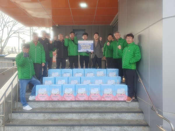 고양동 새마을지도자협의회가 어려운 이웃을 위해 준비한 떡국떡을 앞에 두고 기념촬영을 했다. [사진제공=고양동행정복지센터]