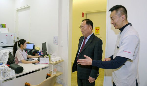 장순복 지도농협 조합장이 인더핑크의원 직원의 설명으로 시설을 둘러보고 있다.