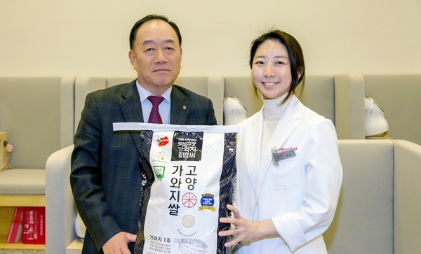  장순복 지도농협 조합장(왼쪽)과 이슬기 인더핑크의원 원장(오른쪽)이 나란히 자리했다.