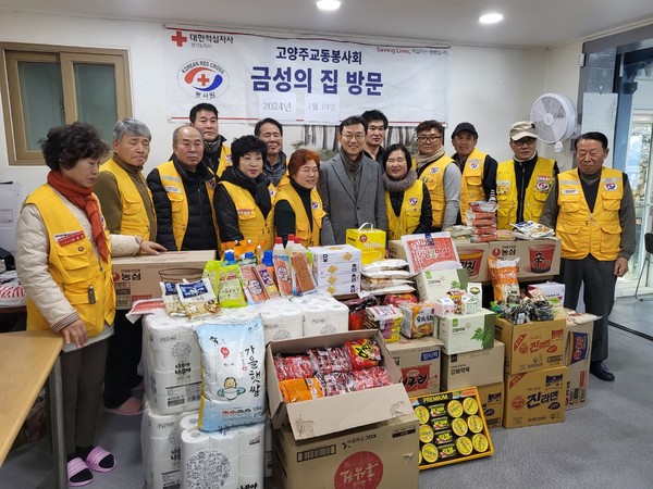고양준법지원센터 보호관찰협의회와 고양주교동봉사회가 금성의 집을 방문해 생필품을 전달했다. [사진제공=고양주교동봉사회]