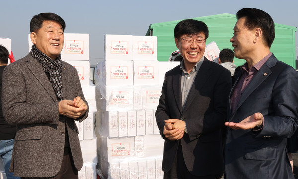 (왼쪽부터)심은보 조합장과 서병하 일산서구청장, 김학영 고양시의원이 나눔의 현장에서 환담을 하고 있다.