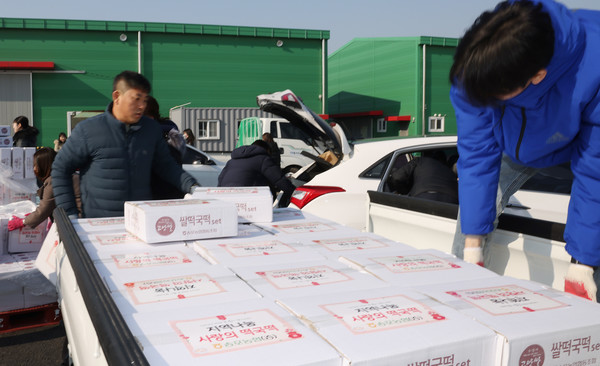 사랑의 떡국떡 나눔에서 각 지역별로 떡상자를 배분하고 있다.  