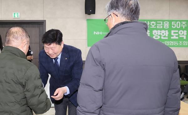 경로당 대표 박성규 삼송분회장과 김영수 화전분회장에게 하나로마트 이용권을 전달하는 홍성규 조합장.