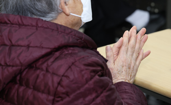  하나로마트 이용권 전달에 고마움에 박수를 치는 한 어르신.