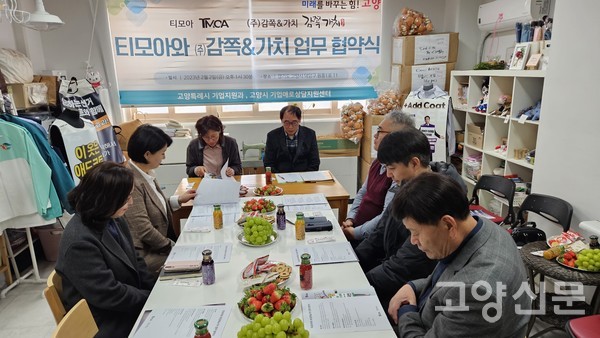 업무협약서에 서명하는 모습