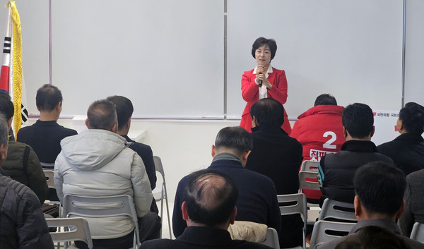 국민의힘 박재이 예비후보가 선거사무소 개소식에서 인사를 전하고 있다.