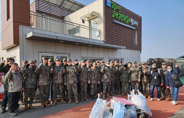 제1군수지원여단 장병들과 고양시자원봉사센터가 장항습지 환경정화 활동을 펼쳤다. 