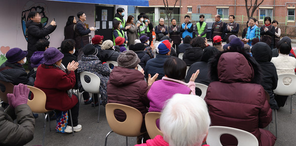 나눔에 함께한 참여자들이 주민들에게 인사를 하고 있다.