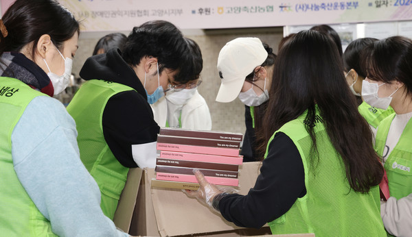 이날은 많은 봉사자들이 나와 꾸러미 나눔에 동참했다.