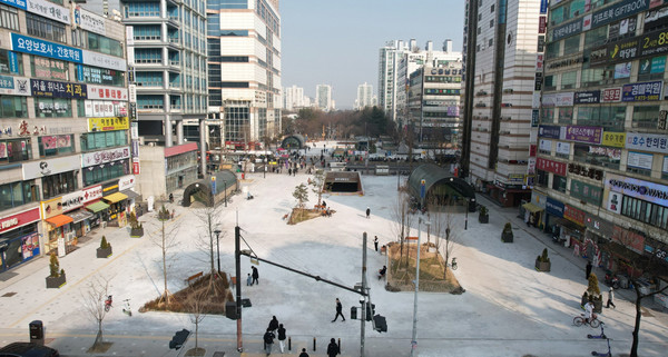 열린광장으로 변화한 마두역 광장.