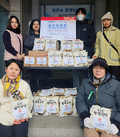 일산와야촌 도시재생주민협의체가 떡국떡과 핫팩 나눔을 했다.