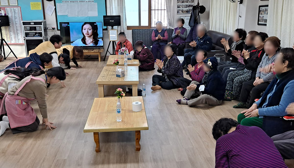  향동종합사회복지관이 설날을 맞이해 주민들에게 설맞이 ‘떡국드시고 복받으세용!’을 진행했다.