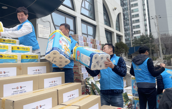 '설 맞이 사랑나눔’ 선물 전달을 위해 물품을 분류하고 있는 참여자들.
