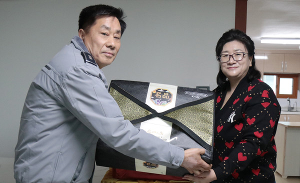 고양경찰서가 설 명절을 앞두고 사회복지시설 ‘햇살고운집’을 방문해 위문품을 전달했다. 