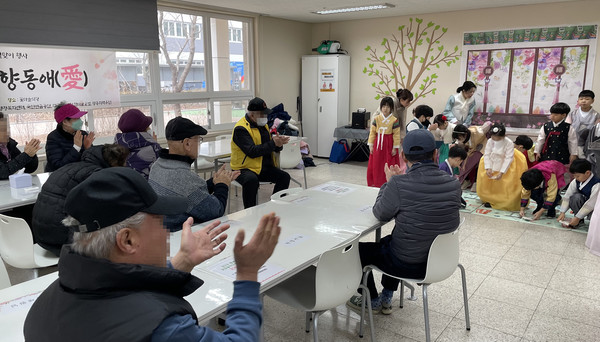 고양시립다원어린이집 원아들이 복지관 경로식당에서 어르신들에게 세배를 하고 있다.