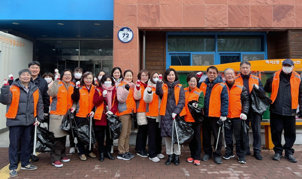 백석2동 통장협의회가 깨끗하고 살기 좋은 마을환경 조성을 위해 클린데이를 했다. 