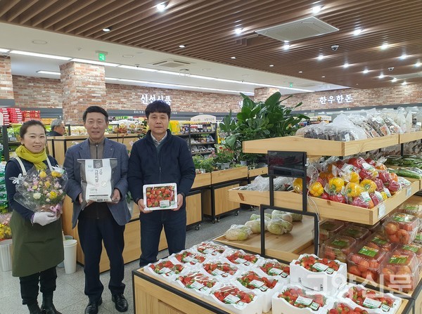 로컬매장에서도 설맞이 장터가 활기차게 열렸다. (오른쪽부터)이준호 과장, 이창림 조합장, 천경자 과장