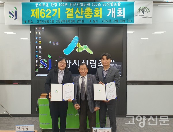 김대연 회장(가운데)이 성제 김상인 추모장학회 장학증서를 전달했다.