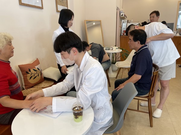 의료봉사활동을 하고 있는 한국치유문화산업포럼 회원들. [사진제공=이명화]