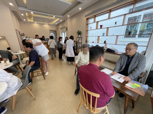 심리치료 봉사활동을 하고 있는 한국치유문화산업포럼 회원들. [사진제공=이명화]