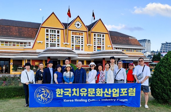 봉사활동 후 단체사진촬영을 하는 한국치유문화산업포럼 회원들. [사진제공=이명화]