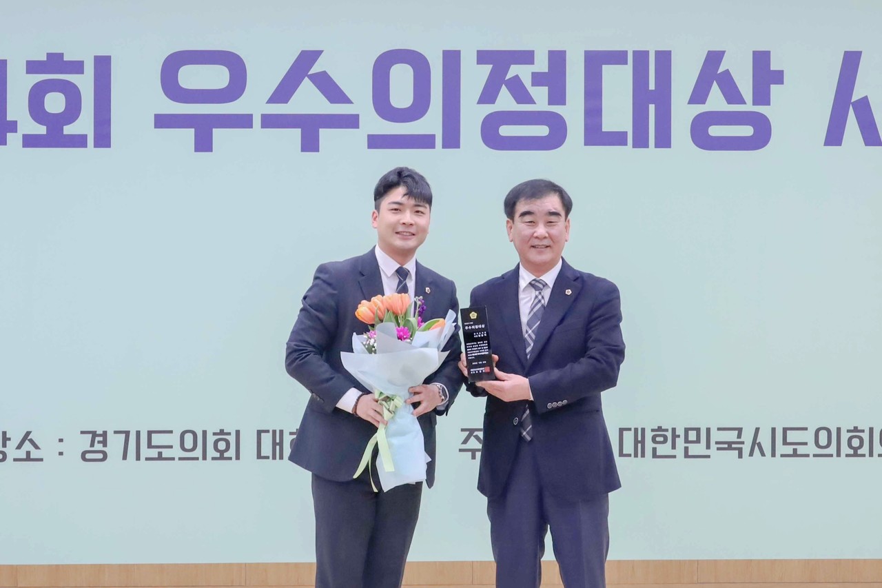 (왼쪽부터) 정동혁 경기도의원, 염종현 경기도의회 의장. 