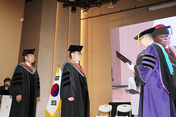 (사진 왼쪽부터) 박종찬 신우공조 대표,와 권영기 더채움 대표가 이정열 중부대 총장으로부터 명예박사 학위를 받고 있다. [사진 제공 = 중부대]