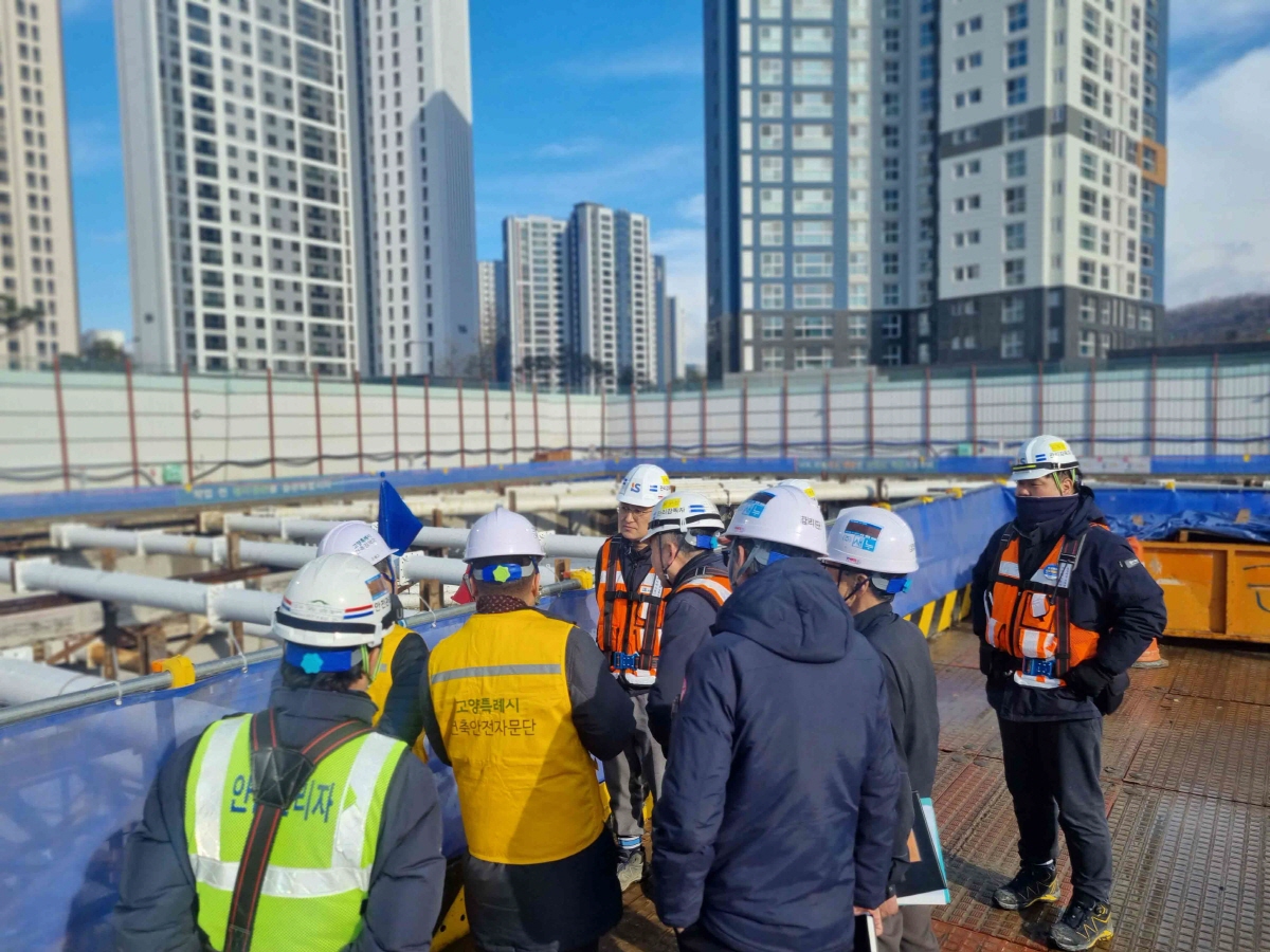 건축공사장을 점검 중인 모습. [사진제공=고양시]