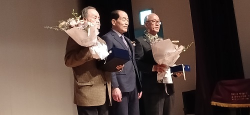 김천균 서부평의 의장(가운데) 황형권 수석감사(왼쪽)와 박해용 이사장에게 공로패를 수여했다.