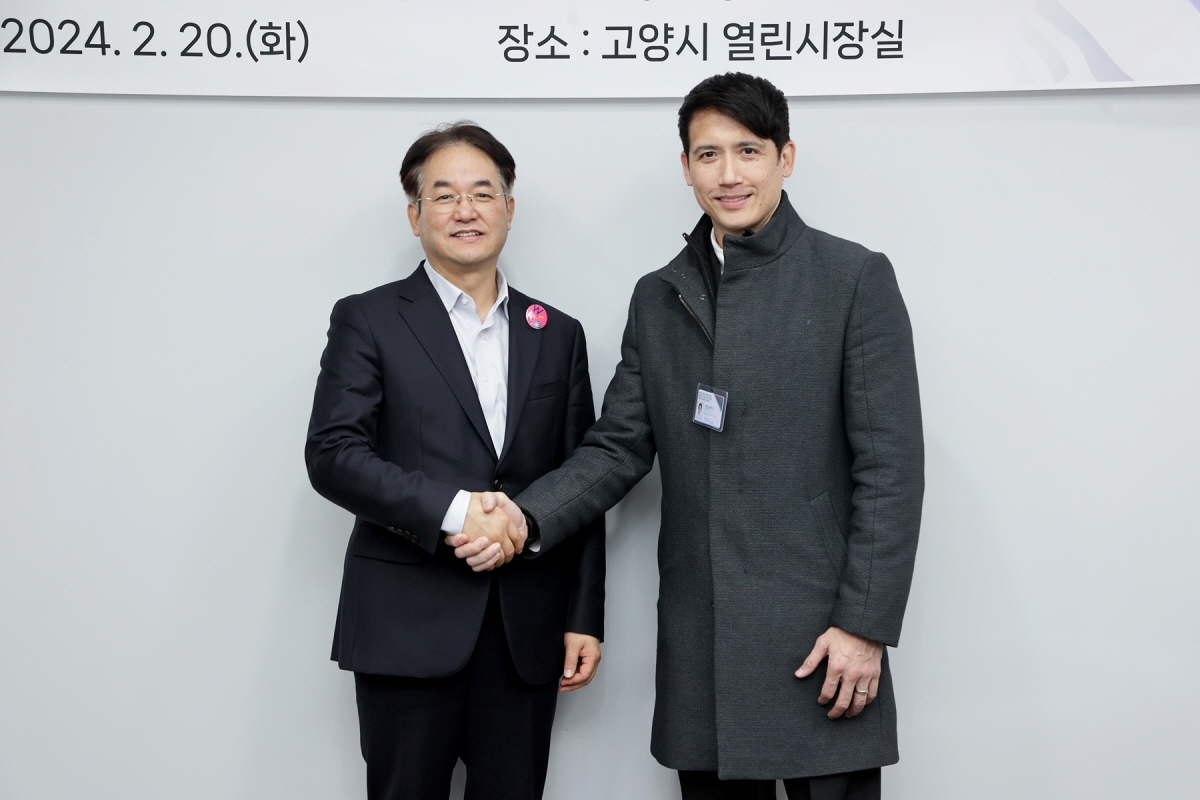 (왼쪽부터) 이동환 고양시장과 지안 카를로 지 소토(Gian Sotto) 케손시 부시장. [사진제공=고양시]