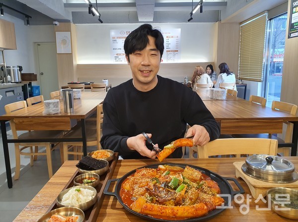 김종범 대표가 고객상에 나가는 모둠찜 중간사이즈에 들어있는 직접 뽑은 가래떡을 먹기 편하게 자르고 있다