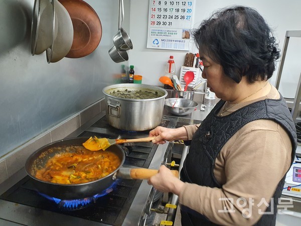 어머니(황정숙씨)가 주방에서 정성스런 손맛을 담고 있다.