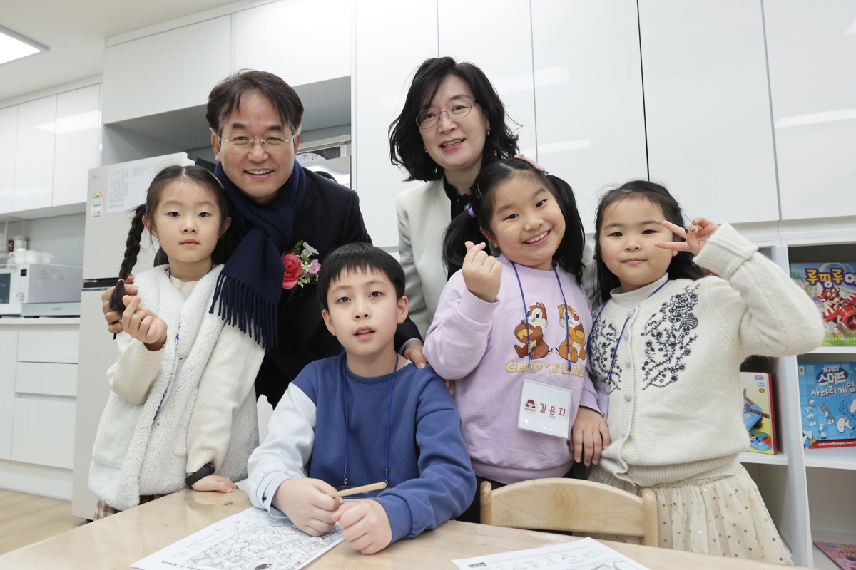 이동환 고양시장(뒷줄 왼쪽)이 덕은다함께돌봄센터 이용 아동들과 기념사진을 찍었다. [사진제공=고양시]