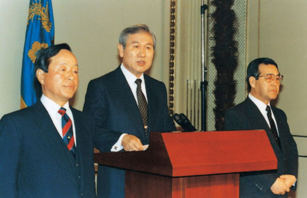 1992년, 노태우 대통령과 김영삼, 김종필 총재가 보수대연합을 기치로 '3당 합당'을 선언했다. 누구도 예상하지 못한, 한국 정치사상 가장 파격적인 정계개편이었다. 