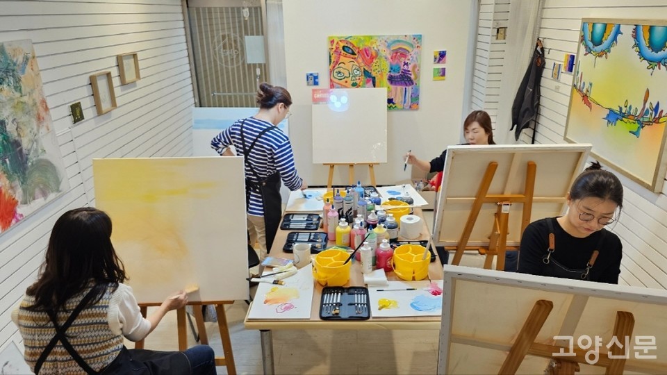 ‘맘’대로 그림안부 프로그램 참가자들이 그림을 그리는 모습.