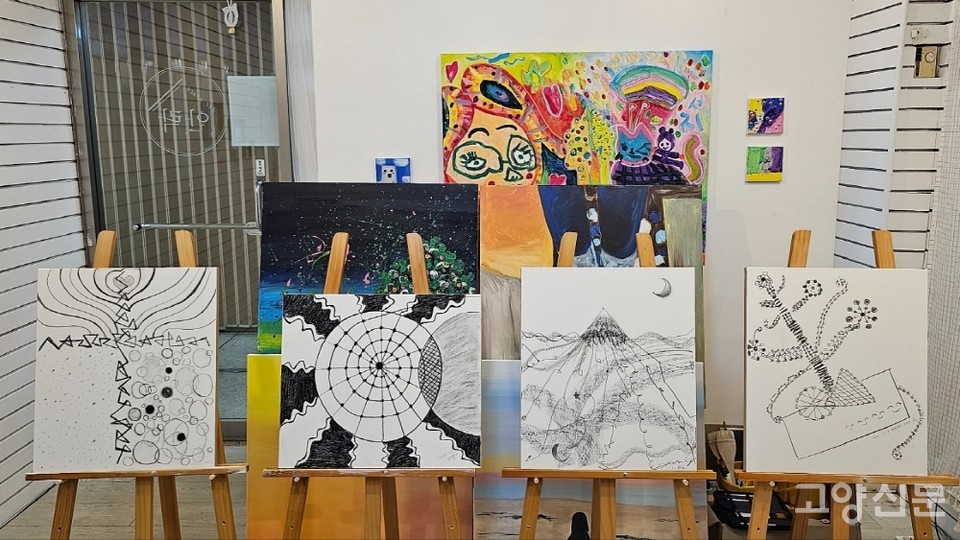 액자와 소품들이 전시된 공간.