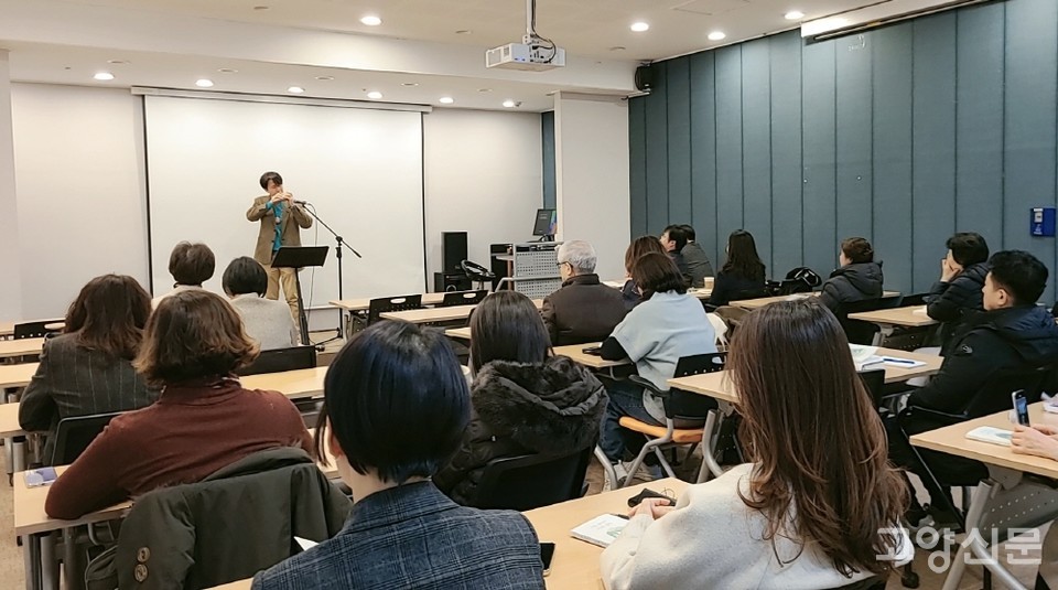 김준모 오카리나 연주자의 축하연주.