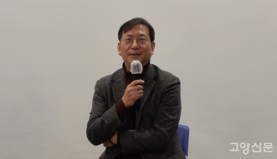 그림책을 통한 명상법에 대해 알기 쉽게 설명하고 있는 김기섭 작가.