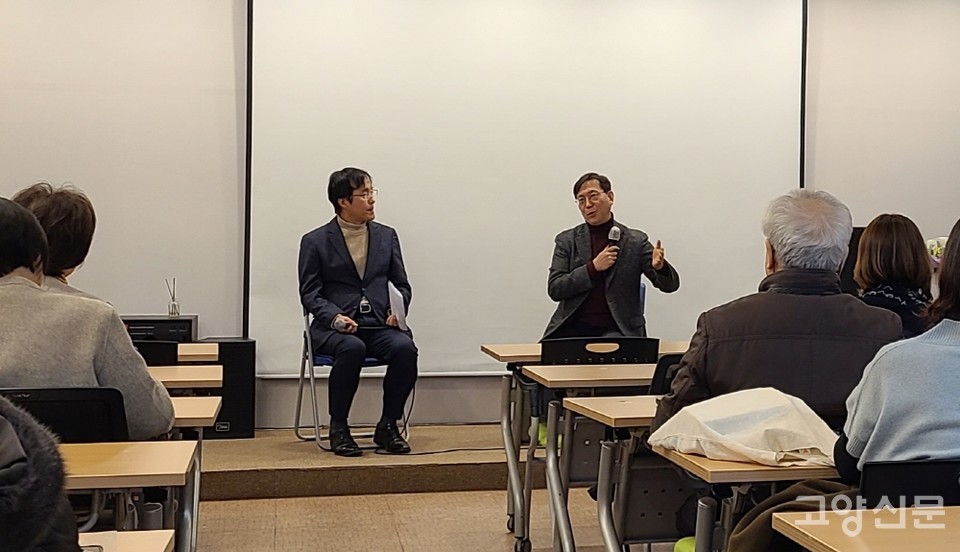 신간 『나를 돌보는 그림책 명상』에 대해 이야기를 나누는 김기섭 작가(오른쪽)와 사회를 맡은 최창의 행복한미래교육포럼 대표.