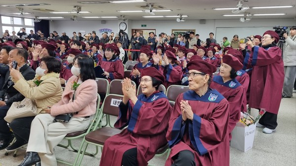 43회 송암고등학교 졸업식 남녀 최고령 졸업생이 나란히 앉아 졸업식을 즐기고 있다. (앞줄 왼쪽)85세 조복선 할머니 (앞줄 오른쪽)90세 김은성 할아버지